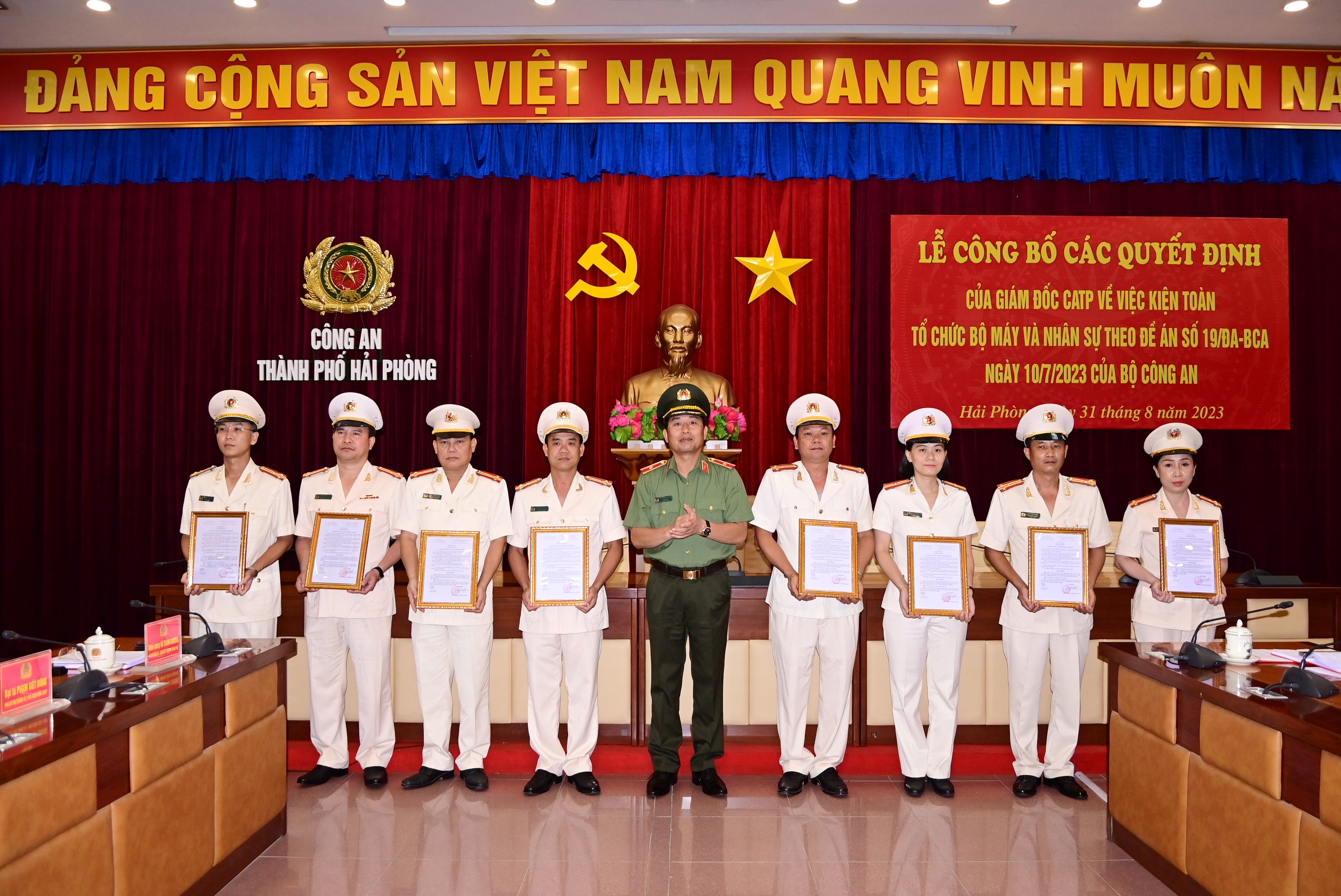 Công bố các Quyết định của Giám đốc CATP về việc kiện toàn tổ chức bộ máy và nhân sự theo Đề án số 19/ĐA-BCA của Bộ Công an